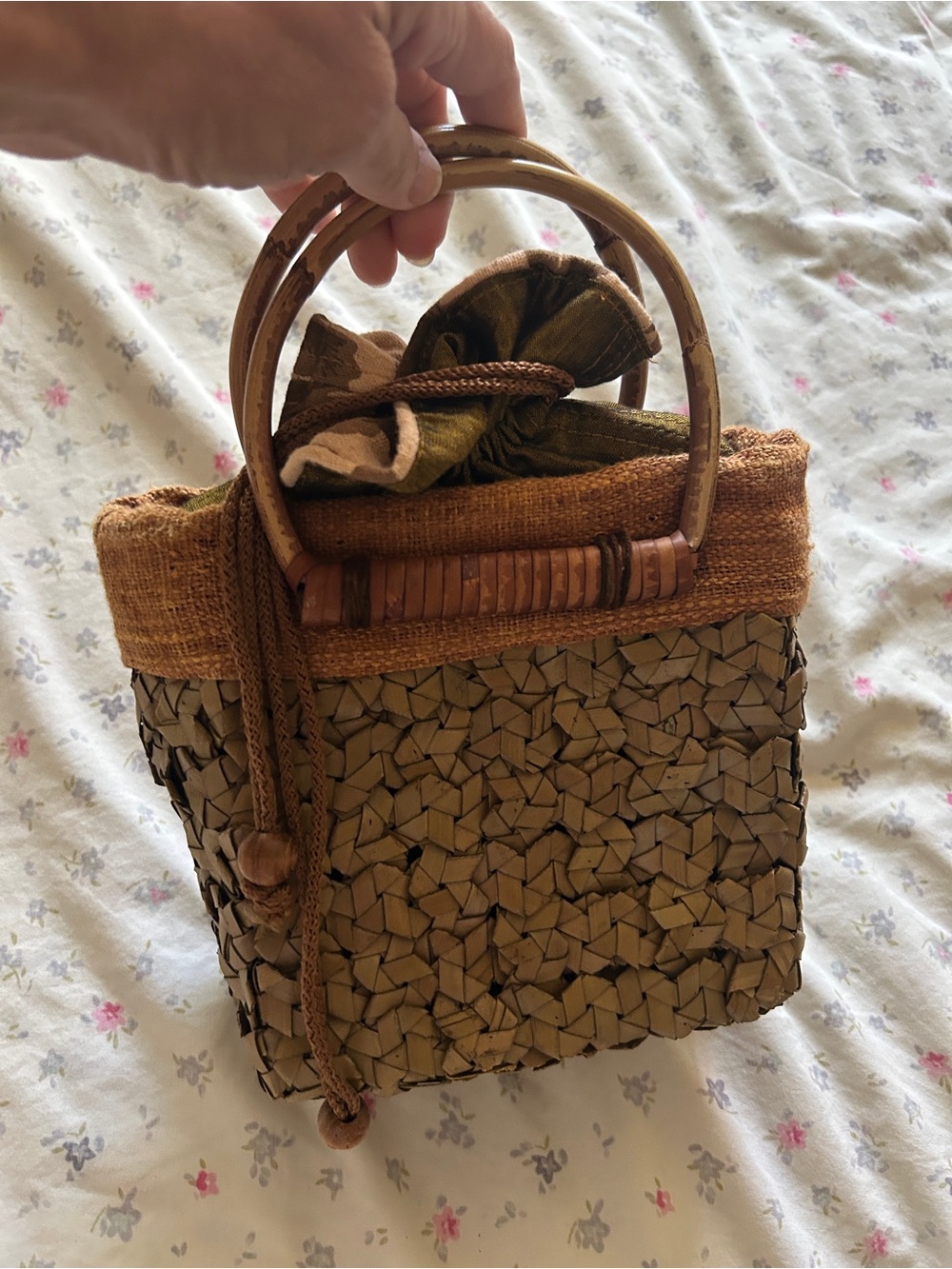 Straw bag with Drawstring and Floral Material on top to pull closed. Dainty - Picture 2 of 7